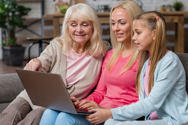 Free photo generation of women looking at the laptop