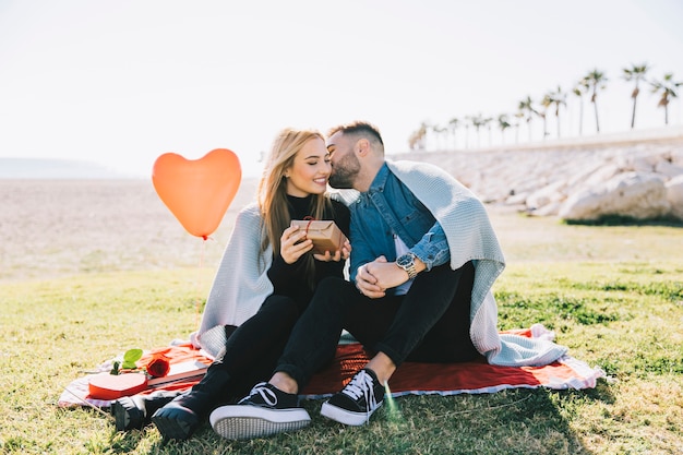 Free photo gentle couple celebrating anniversary on shoreline