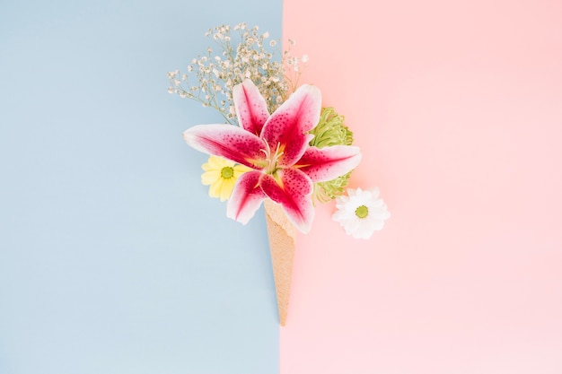 Бесплатное фото Нежная лилия в вафельном конусе