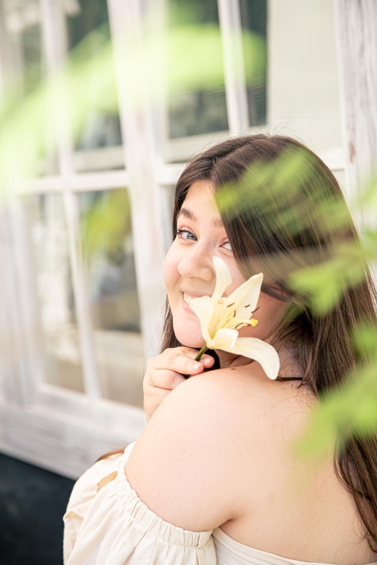 無料Photo ユリの花を持つ若い女性の優しい肖像画