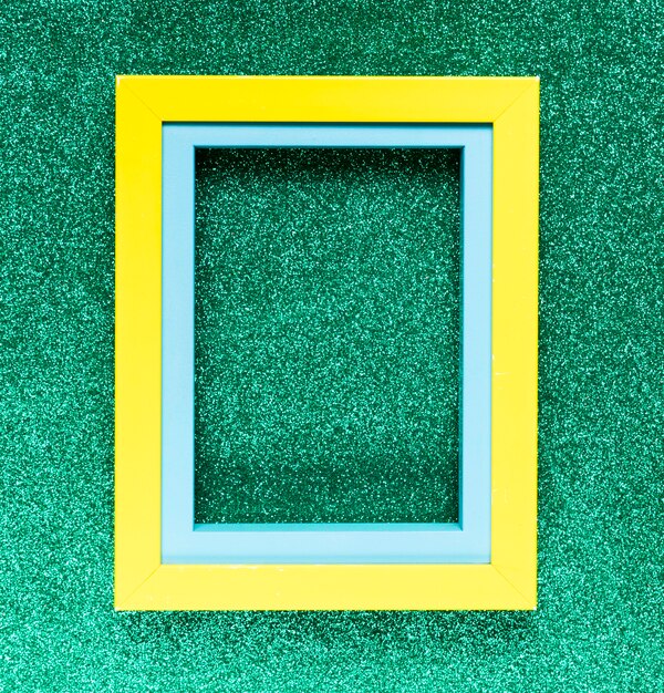 Геометрическая рамка на зеленом фоне