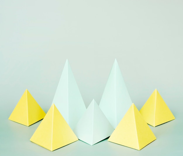 Free photo geometric paper objects