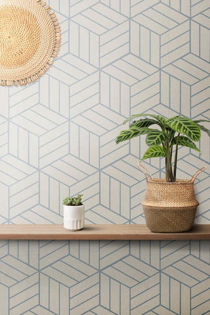 Foto gratuita parete blu geometrica con mensola in legno