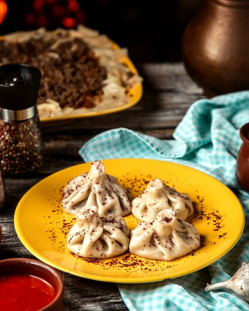 Foto gratuita salsiccie georgiane di khinkali con vista laterale di carne