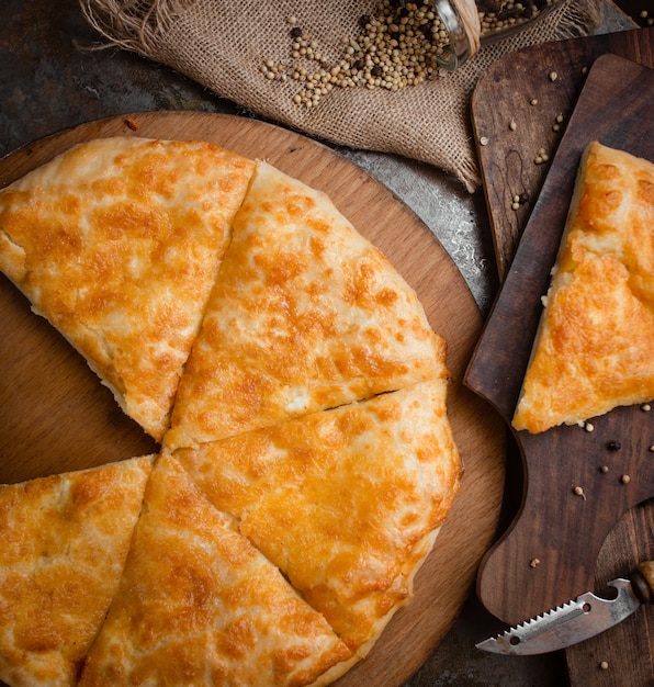 그루지야 어 피자 khachapuri는 녹인 치즈에 얇게 썬 것입니다.