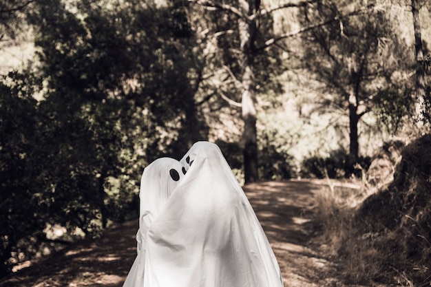 Free photo ghosts hugging on walkway in park