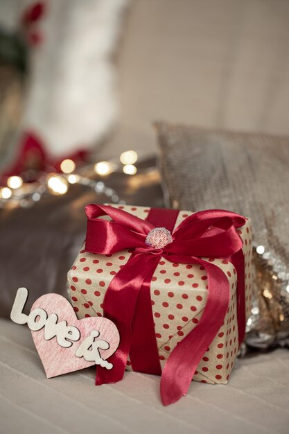 Подарочная коробка и декоративная деталь с надписью Love is