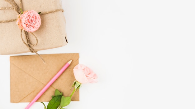 ギフト用の箱;エンベロープ;色鉛筆と白い背景にバラの花