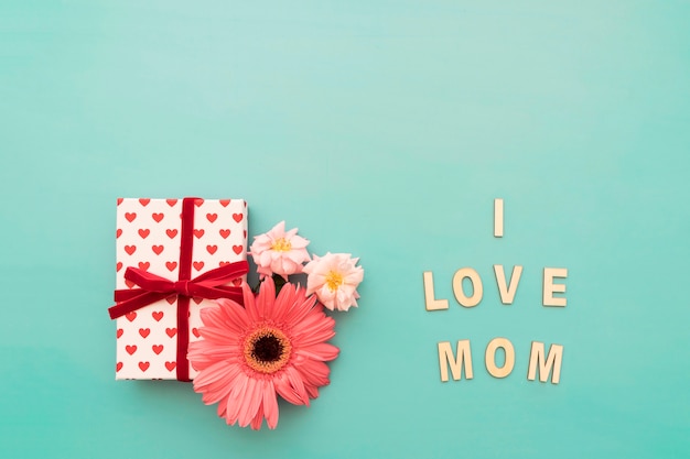 Подарочная коробка, цветы и надпись «Я люблю маму»