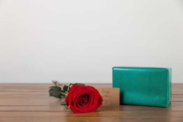 Free photo gift box and rose with tag