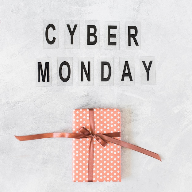 Confezione regalo con iscrizione Cyber ​​Monday