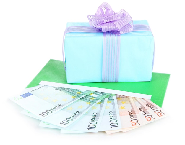 Подарочная коробка с деньгами, изолированные на белом фоне
