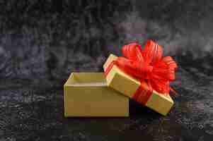 Free photo gift box with a red bow tied and opened.