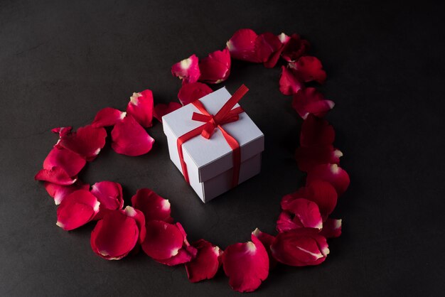 빨간 장미와 함께 선물 상자