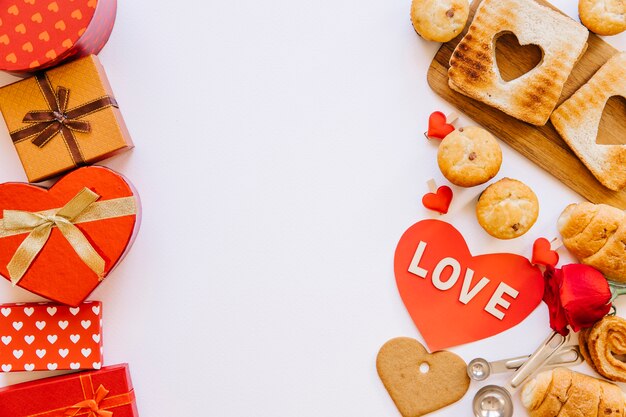 Foto gratuita confezioni regalo e pasticcini per san valentino