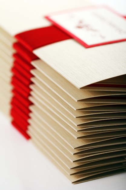 Бесплатное фото Подарочные конверты с красным бантом