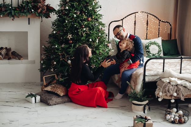 Foto gratuita tempo di regali in famiglia durante il capodanno