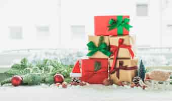 Free photo gift mountain with tree decoration and red balls