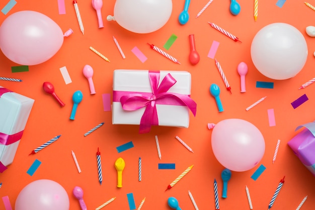 Free photo gift surrounded by birthday elements