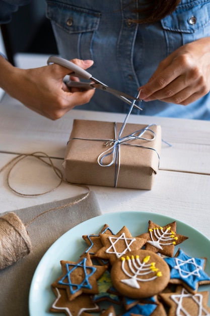 Dono e dolci tradizionali concetto ebraico di hanukkah