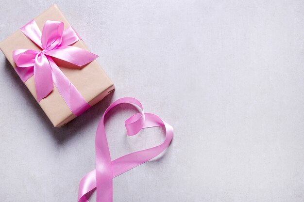Подарок с розовой лентой