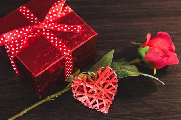 Подарок с розой и сердцем