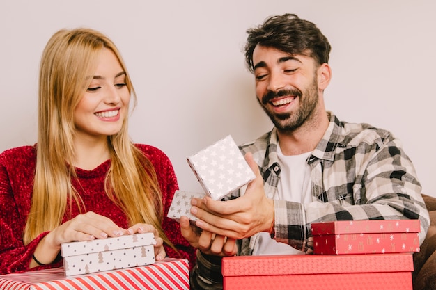 Foto gratuita concetto di gifting con coppia amichevole