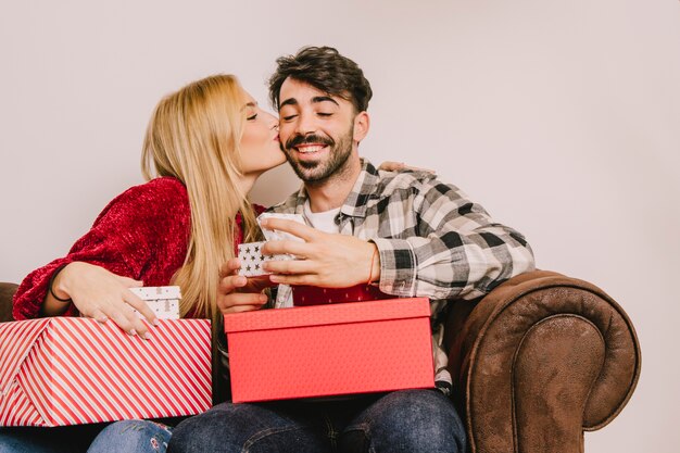 ボーイフレンドとキスをするガールフレンドとの贈り物の概念