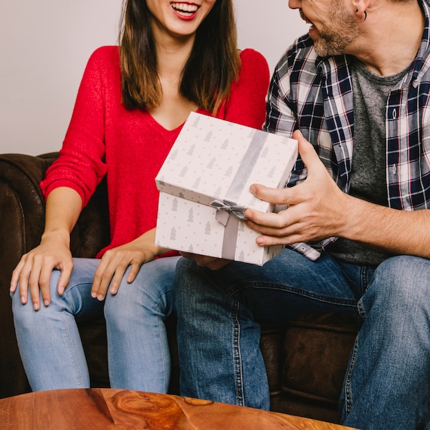 Free photo gifting concept with smiling couple