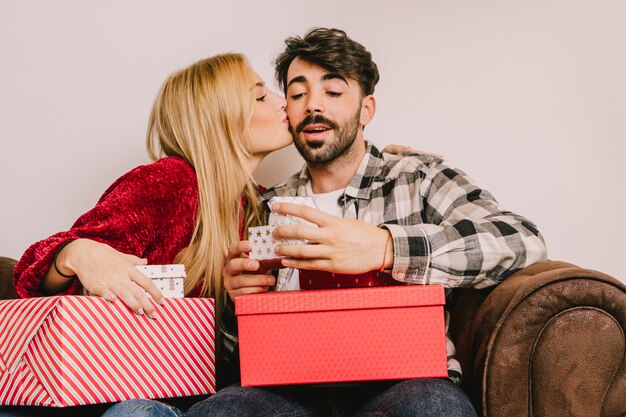 ボーイフレンドにキスする女性と贈り物の概念