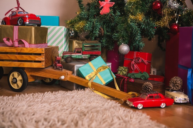 Подарки и игрушечные автомобили