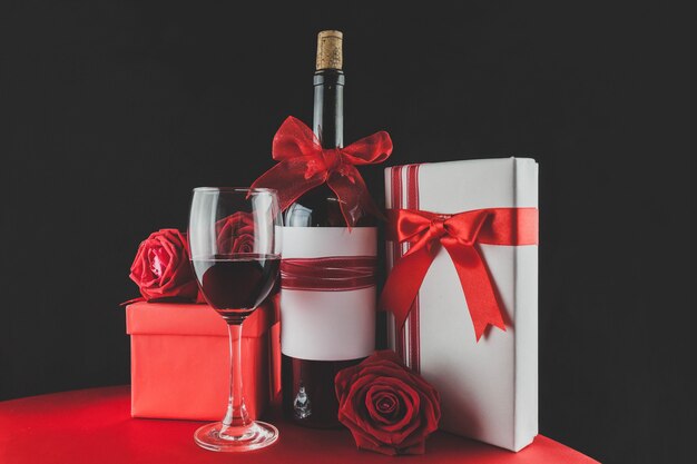 Подарки для влюбленных с вином и розами