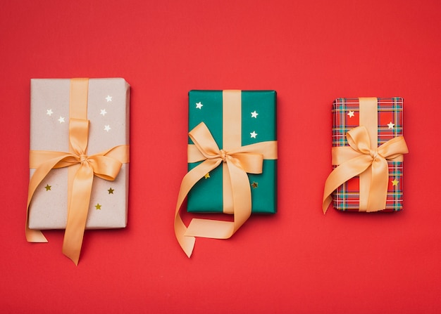 Бесплатное фото Подарки, завернутые в рождественскую бумагу с золотыми звездами
