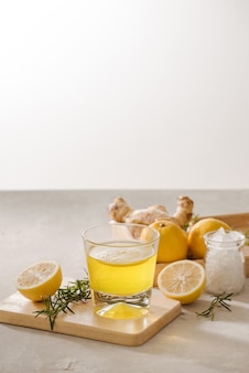 진저에일 또는 kombucha in bottle-수제 레몬과 생강 유기농 프로 바이오 틱 음료, 복사 공간.