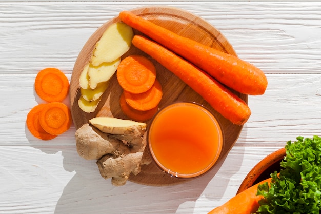 Бесплатное фото Имбирный морковный напиток с ингредиентами