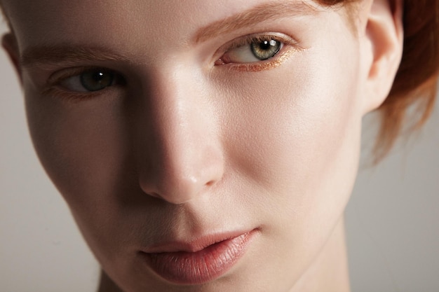 Портрет модели с рыжими волосами и идеальным портретом красоты кожи крупным планом