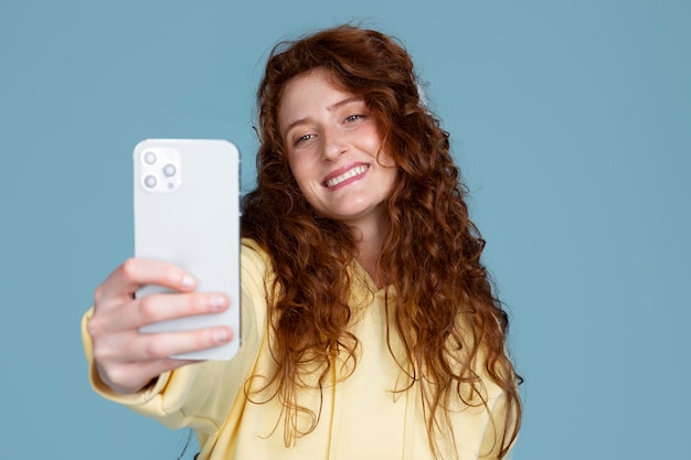 Free photo ginger head woman with colorful outfit