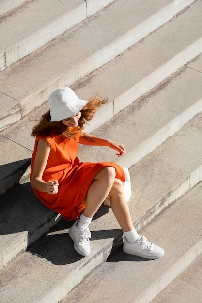 Free photo ginger woman in a clean urban environment