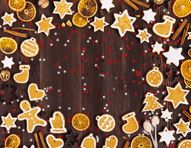 ジンジャーブレッドクッキークリスマス新年オレンジシナモンcopyspaceと木製のテーブル