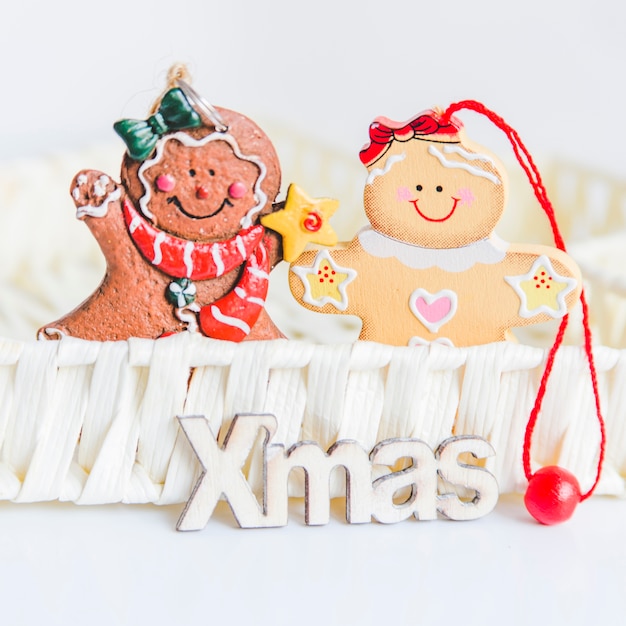 無料写真 白い背景にクリスマスのテキストとバスケットでジンジャーブレッドのクッキー
