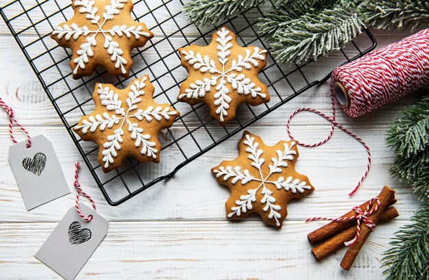 Gingerbread cookies on a metal baking rack, decorating christmas cookies Premium Photo