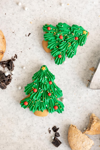 Free photo gingerbread cookies in the shape of christmas trees on the kitchen table
