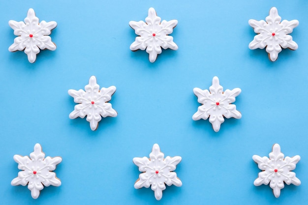 Foto gratuita pan di zenzero sotto forma di fiocchi di neve su sfondo blu