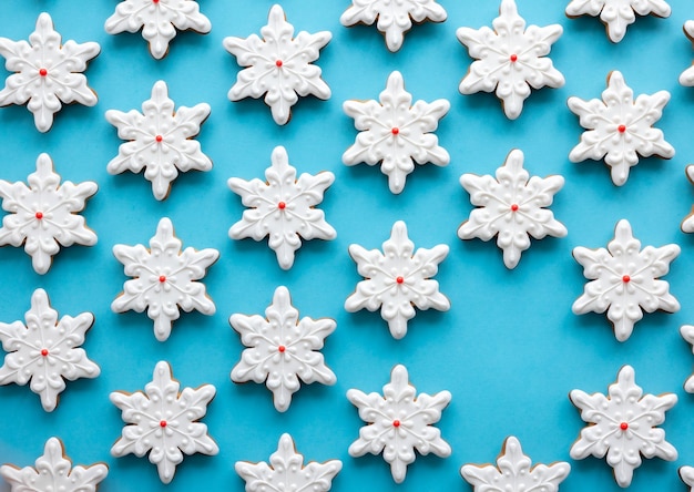 Free photo gingerbread in the form of snowflakes on a blue background