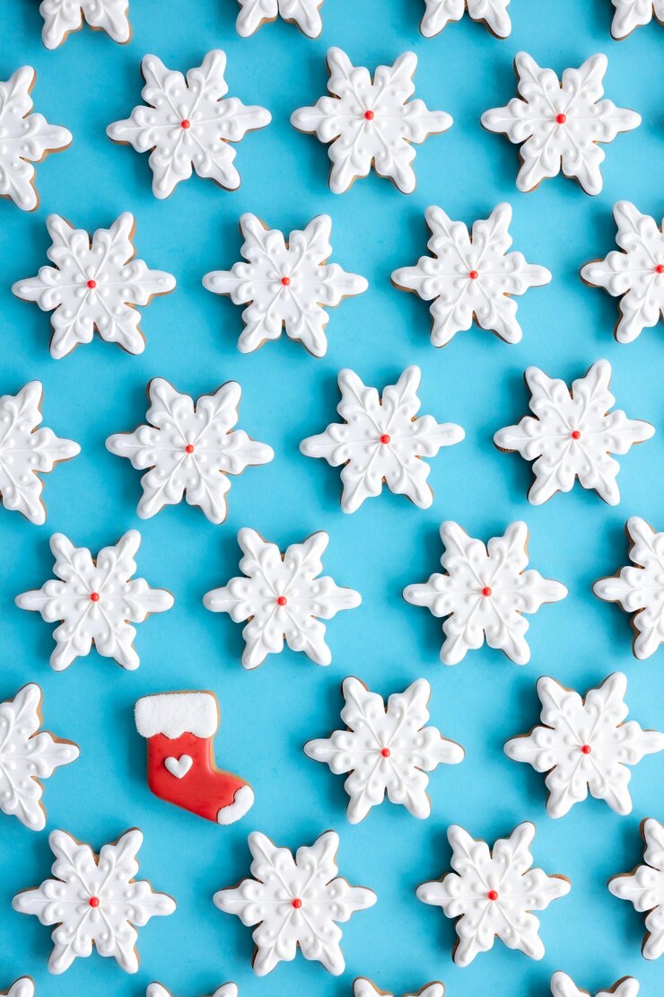Free Photo gingerbread in the form of snowflakes on a blue background