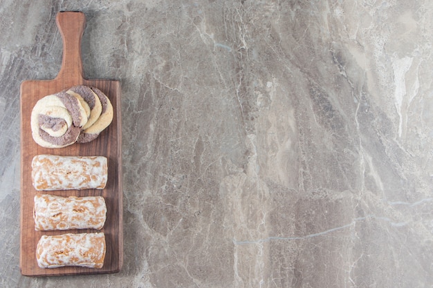 Foto gratuita pan di zenzero e biscotti fatti in casa su una tavola di marmo.