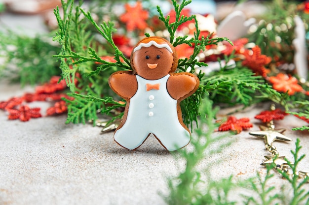 ジンジャーブレッドマンクリスマスクッキー自家製ケーキ甘いデザート新年 Premium写真