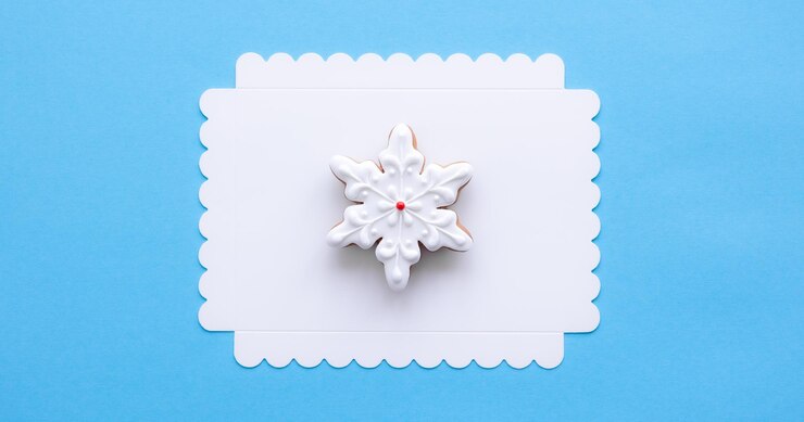 Free Photo gingerbread in the shape of a snowflake on a blue background