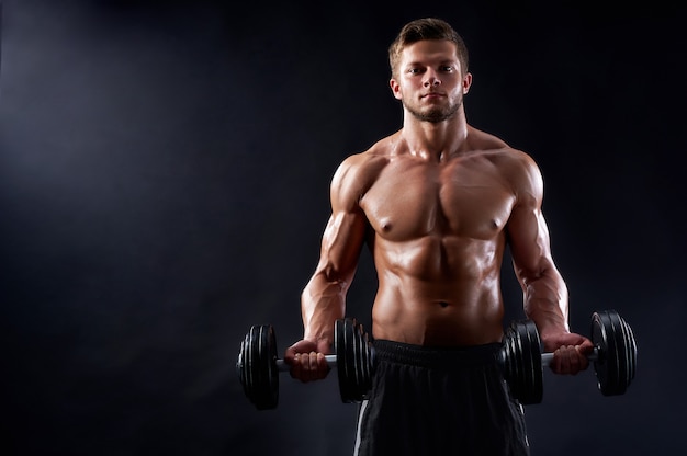 Giovane uomo in studio di fitness