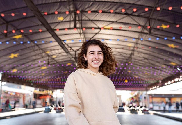 Foto gratuita ragazza al colpo medio del parco di divertimenti